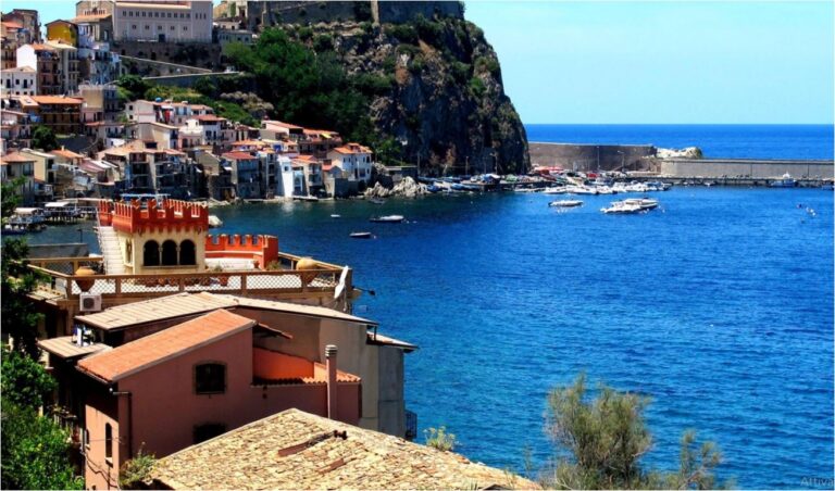 Scilla al tramonto e il porto di Chianalea