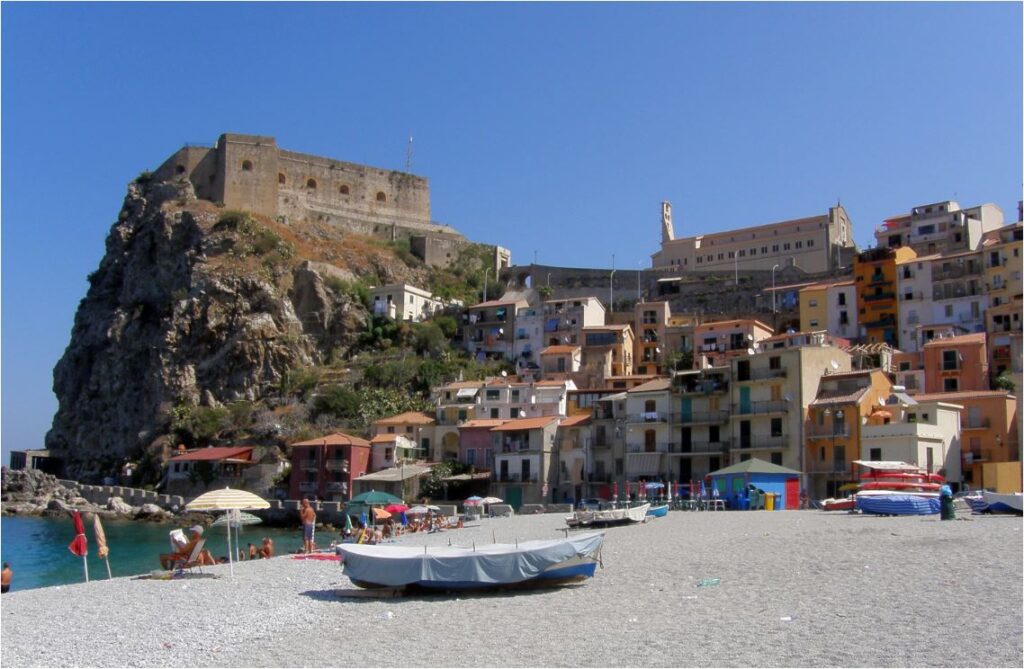 Il Castello Ruffo di Scilla e le case di Chianalea