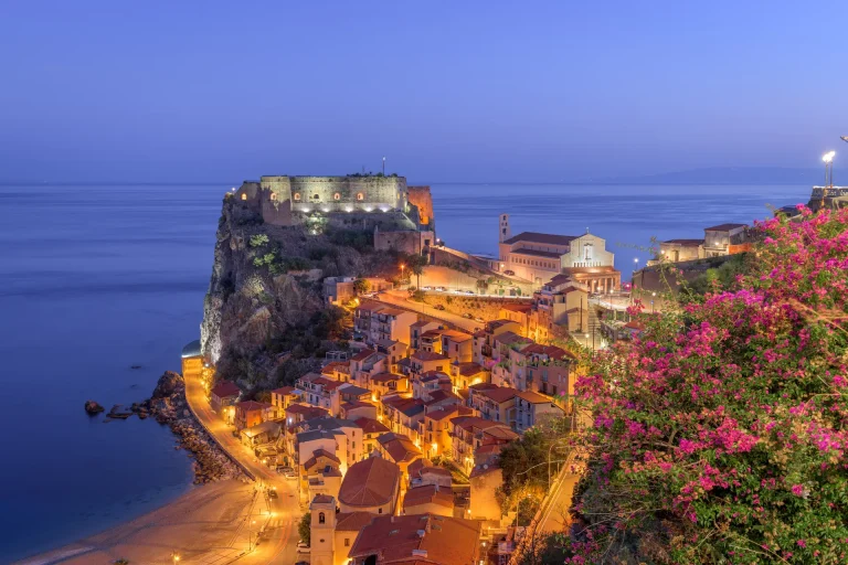 Scilla al tramonto e il porto di Chianalea