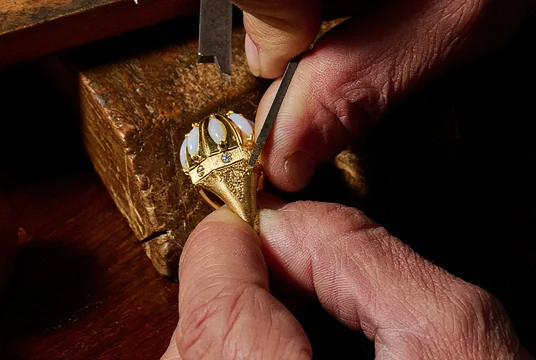 Un orafo al lavoro su un anello d'oro