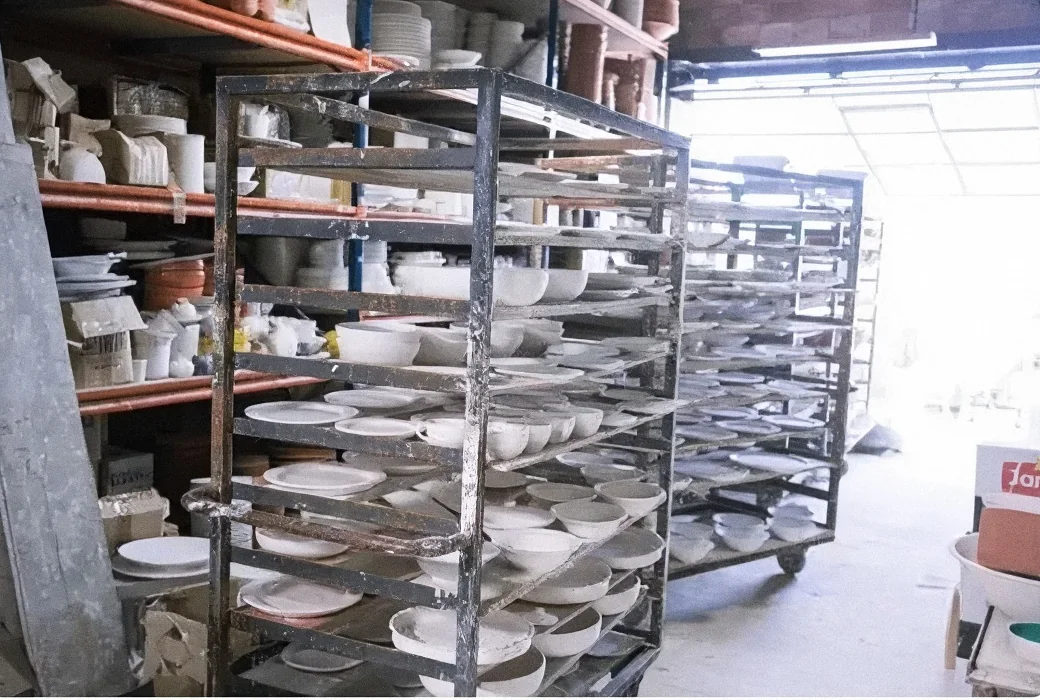 Scaffali di ceramiche in un laboratorio
