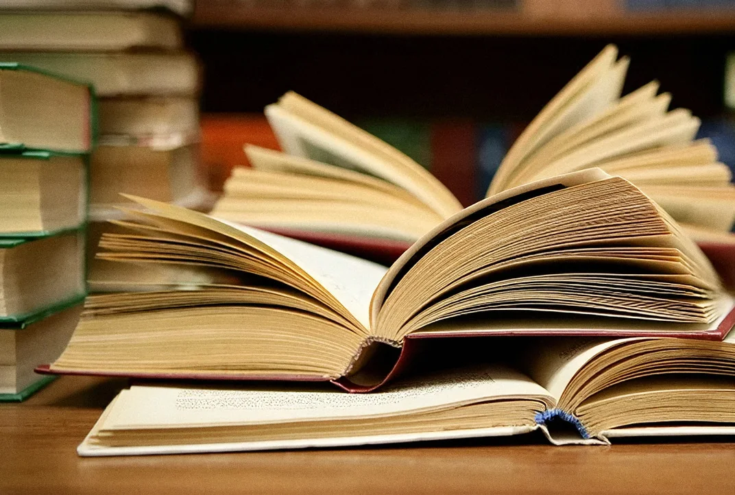 Libri aperti su un tavolo