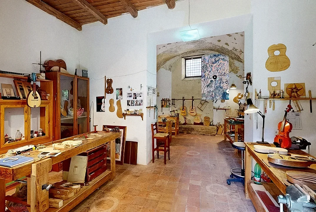 Laboratorio di liuteria con gli strumenti musicali