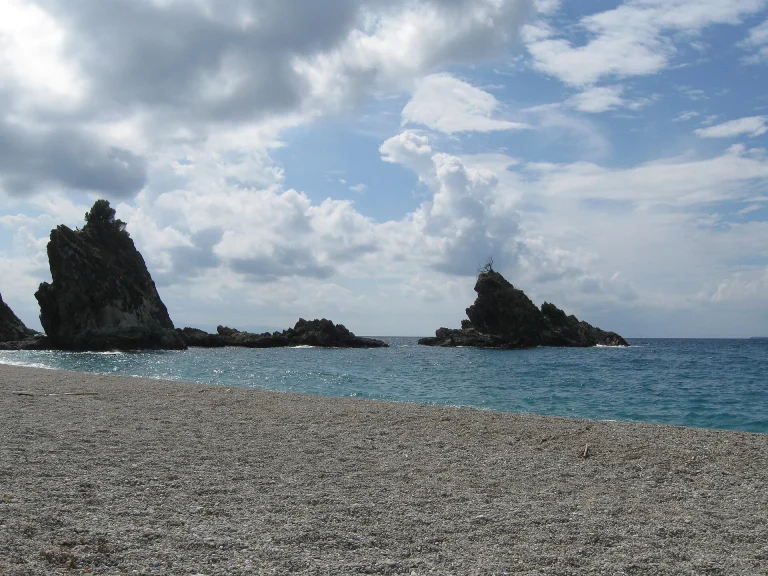 La spiaggia della Tonnara e lo Scoglio dell’Ulivo a Palmi