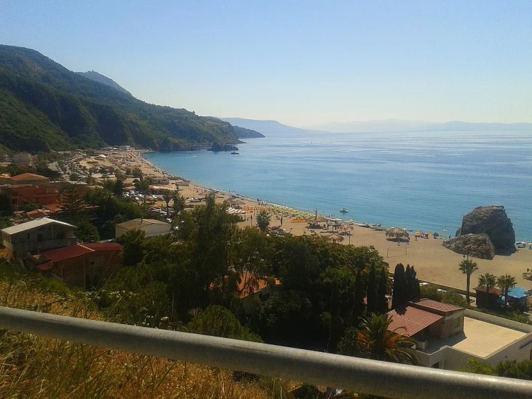 La spiaggia della Tonnara e lo Scoglio dell’Ulivo a Palmi