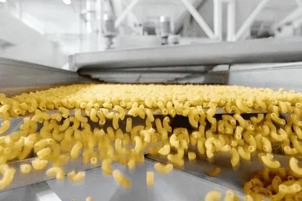 Pasta corta su una linea di produzione