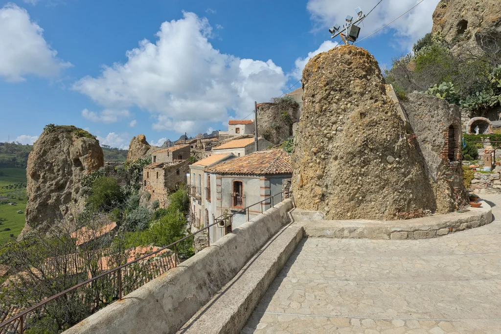 Una piazzetta del borgo vecchio di Pentedattilo