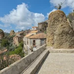 Una piazzetta del borgo vecchio di Pentedattilo