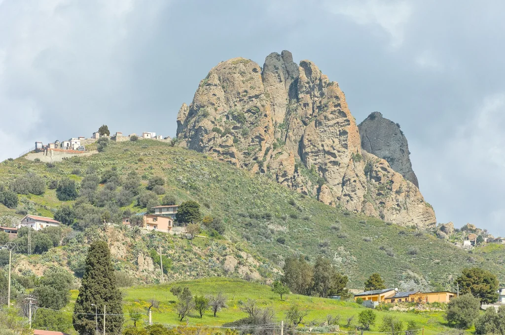 La rupe di Pentedattilo vista dalla valle