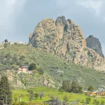 La rupe di Pentedattilo vista dalla valle