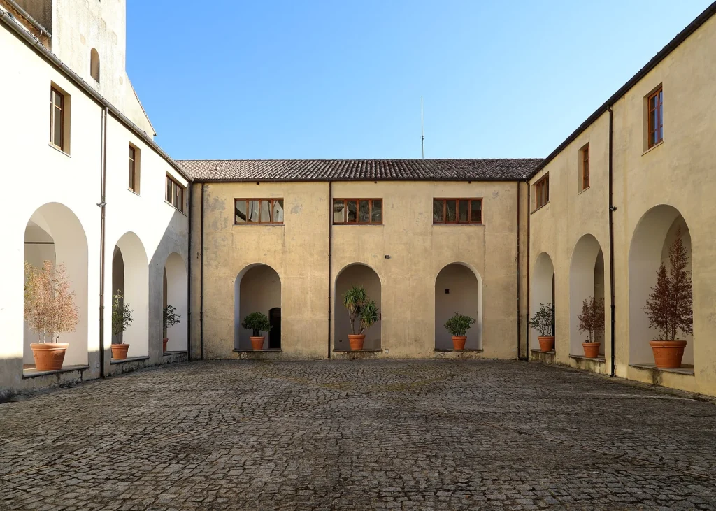 Il chiostro dell’antico convento di San Domenico a Taverna