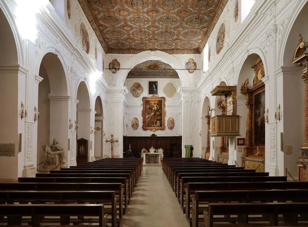 L’interno barocco della chiesa di San Domenico a Taverna